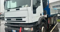 Iveco 3 assi ribaltabile con gru